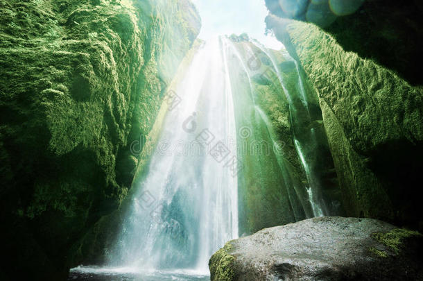 洞穴内的Gljufrabui瀑布