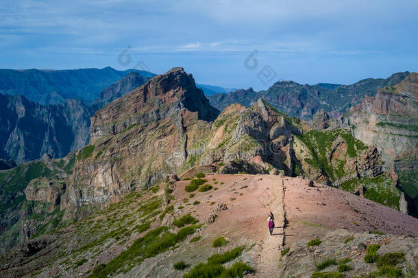 一群游客在皮科<strong>阿里</strong>罗和瑞沃徒步旅行路线上