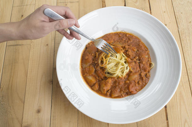 木制桌子上新鲜的HomecookSpaghett