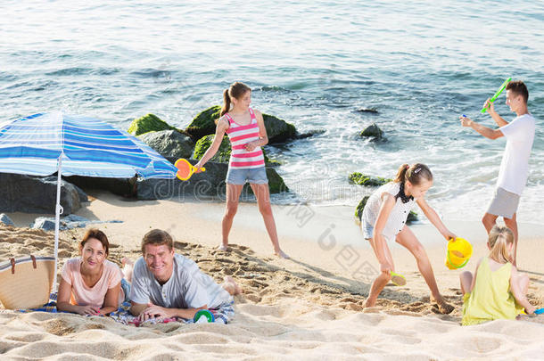 大家庭在海滩上休息