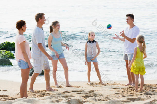 一家人在海滩上玩积极的游戏