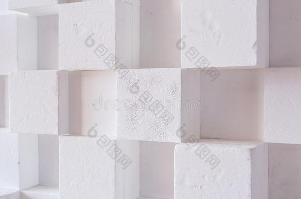 抽象的现代建筑背景，墙上有白色的立方体