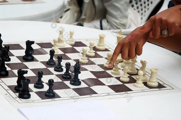 板照顾挑战国际象棋竞争的