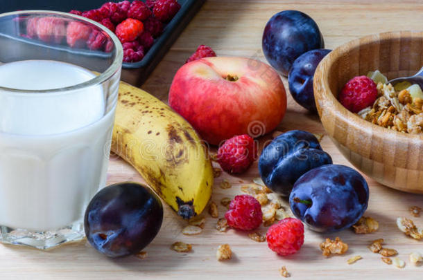 一碗莫斯利的浆果，水果和牛奶作为早餐