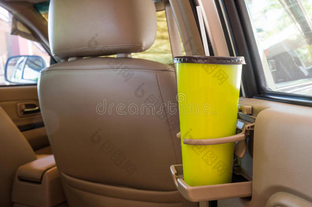 咖啡或茶杯绿色放置在现代豪华汽车的车辆控制台上