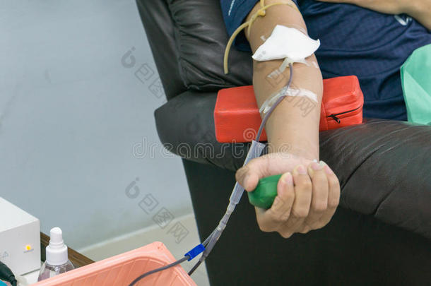 献血者手里拿着一个弹力球。