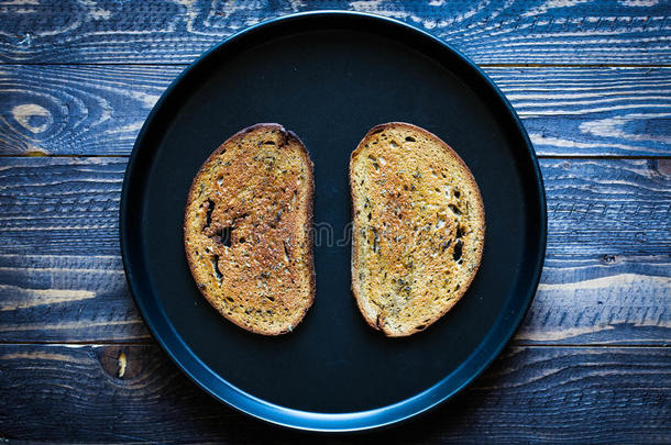<strong>食物组合</strong>物，由两片烤面包在黑色平底锅中制成