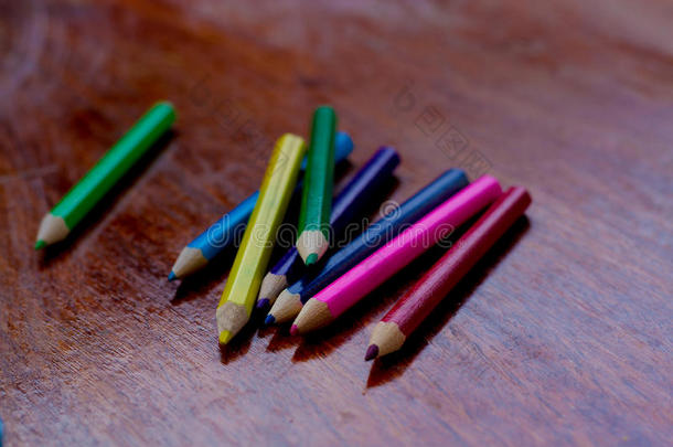蜡笔：<strong>铅笔</strong>或彩色粉笔或蜡棒，用于<strong>画画</strong>