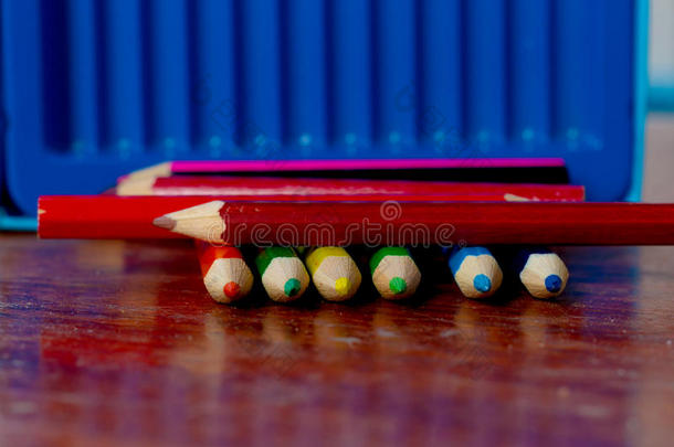 蜡笔：铅笔或彩色粉笔或蜡棒，用于画画