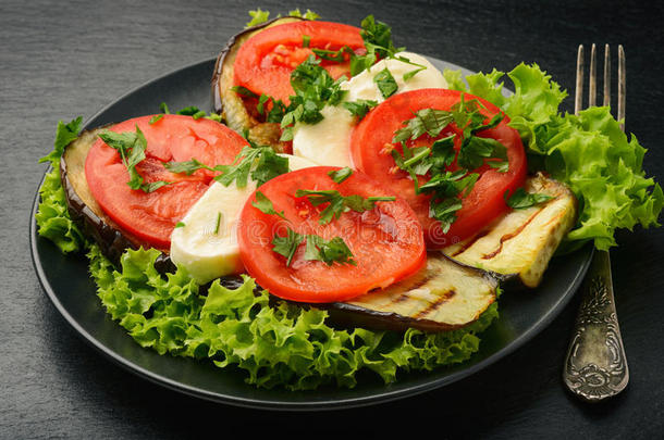 开胃菜-烤茄子配马苏里拉和<strong>西红柿</strong>。