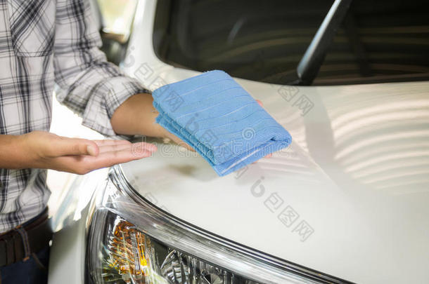 汽车照顾清洁的清洁剂打扫