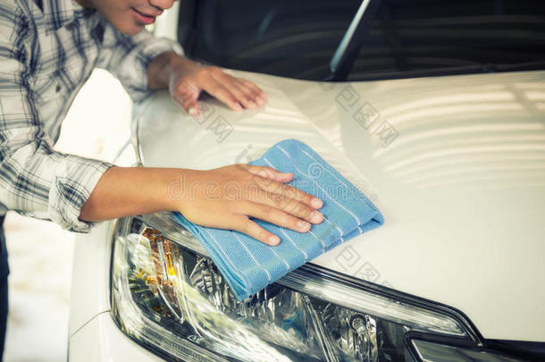 汽车照顾清洁的清洁剂打扫
