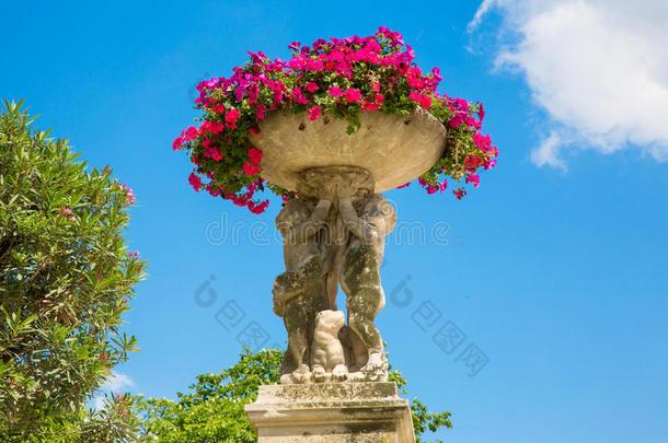 <strong>卢森堡</strong>花园的装饰雕像和花瓶