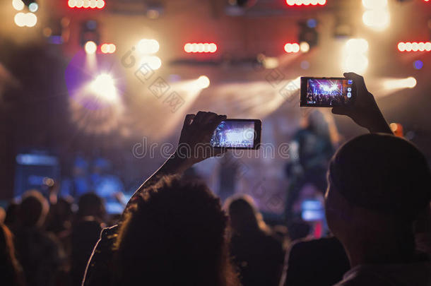 粉丝们用手机拍摄音乐会
