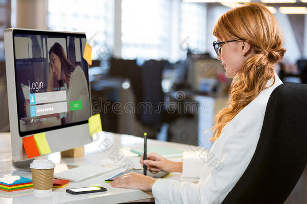 黑发女人和笔记本电脑登录屏幕的复合图像