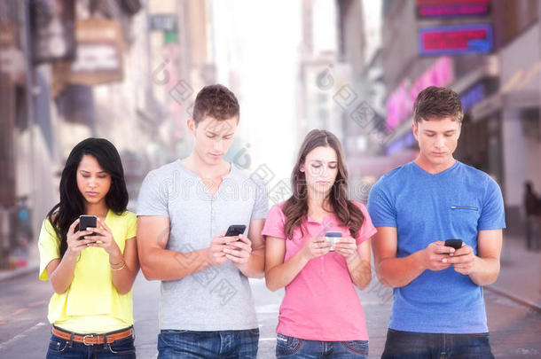 四个人站在一起，在手机上发短信的复合图像