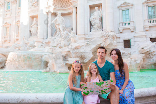 家庭与旅游地图附近的丰塔纳迪特雷维，罗马，意大利。 快乐的父亲和孩子们在意大利度假