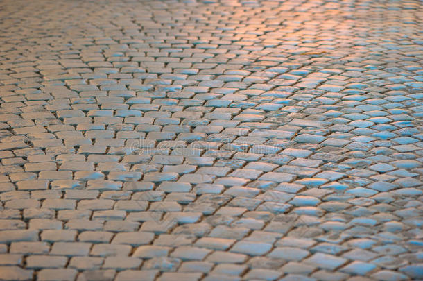 古罗马街道被午后的太阳照亮。 意大利罗马一条传统的鹅卵石街道的一部分，展示了数百条