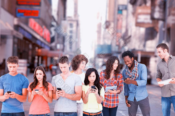 四个人站在一起，在手机上发短信的复合图像