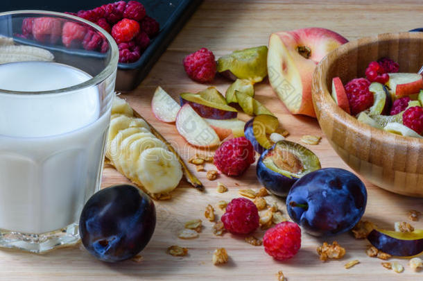 一碗带有浆果、水果和牛奶的莫斯利