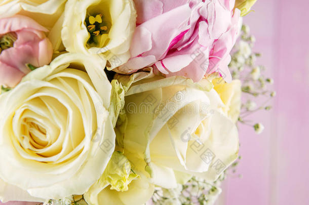 粉红色背景的婚礼花束的细节，粉红色和象牙花束，节日庆祝
