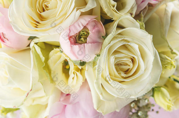 粉红色背景的婚礼花束的细节，粉红色和象牙花束，节日庆祝