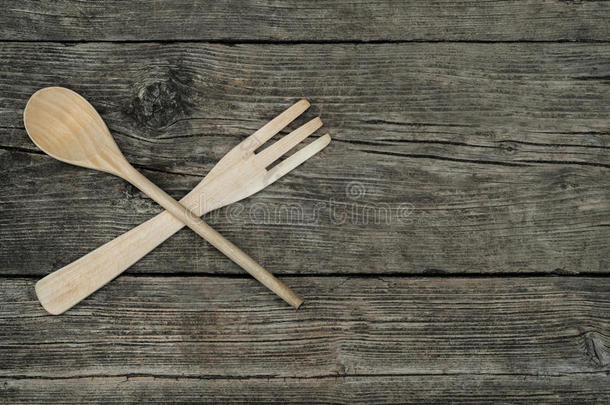 在乡村背景上交叉的木叉和勺子
