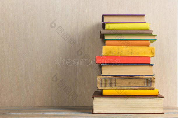 图书馆的木桌书架上的书。 回到学校背景与复制空间为您的广告文本。 <strong>老了</strong>