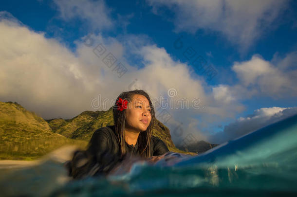 美丽的夏威夷女孩在船上