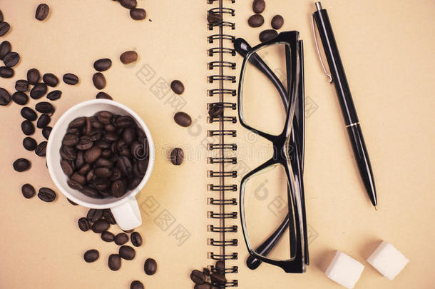 记事本上的咖啡豆和眼镜
