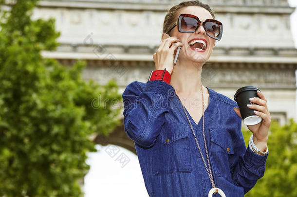 时尚商人在巴黎喝咖啡时使用智能手机