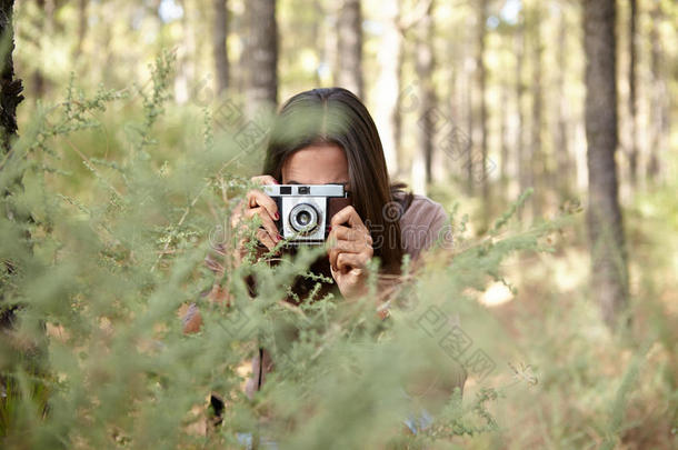 黑发女人在森林里拍照