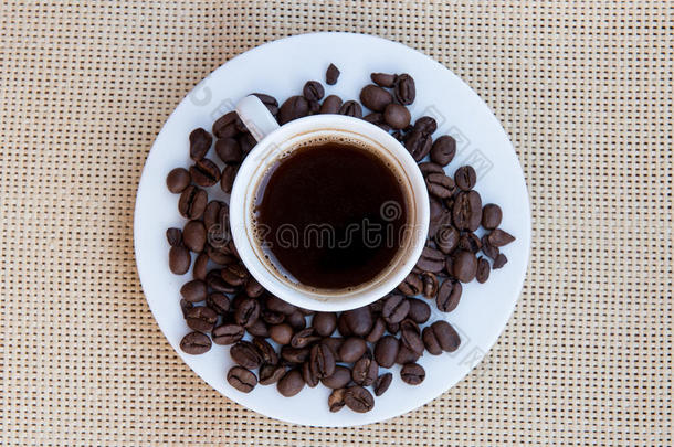 一杯芳香的浓缩咖啡，黑咖啡和豆子