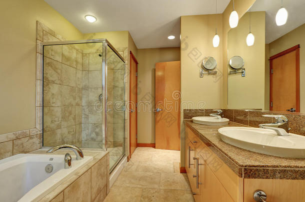 浴室内部为米色，带梳妆柜和花岗岩台面。
