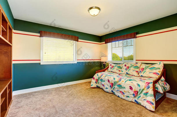 蓝色绿色客厅，米色地毯和彩色沙发