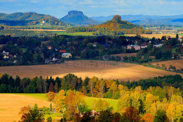 捷克典型的<strong>秋</strong>季景观。 有太阳的山丘和村庄。 波西米亚瑞士公园的<strong>早秋</strong>山谷。 太阳山，兰