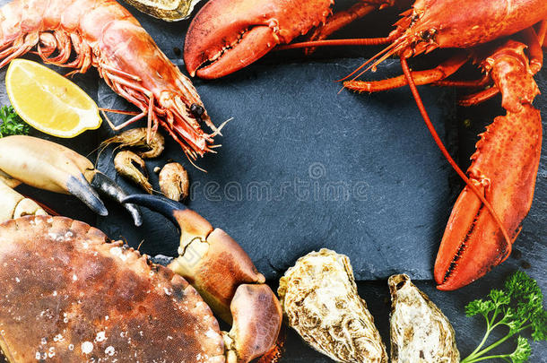 晚餐用甲壳动物做的食物框架。 龙虾，螃蟹，巨型尖叫