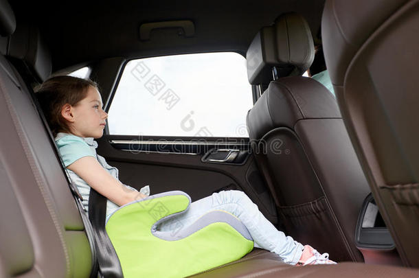 家庭带孩子在安全座椅驾驶汽车