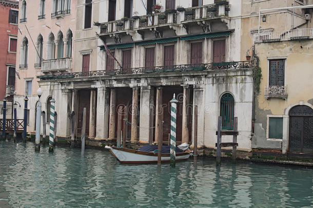 威尼斯阴天。 白船停泊在房子附近。 有一个免费的停车位。 威尼斯。 意大利