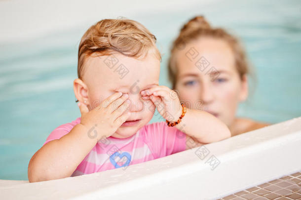白色白种人母女在游泳池里玩潜水的<strong>集体</strong>肖像