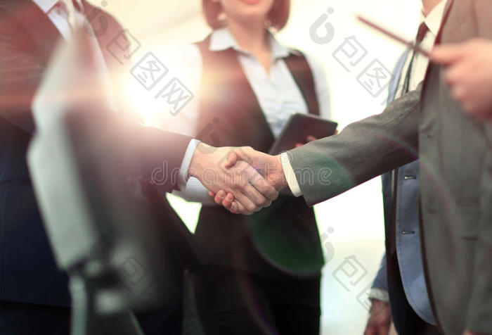 商务人士会面讨论公司握手的概念图片-包图网企业站