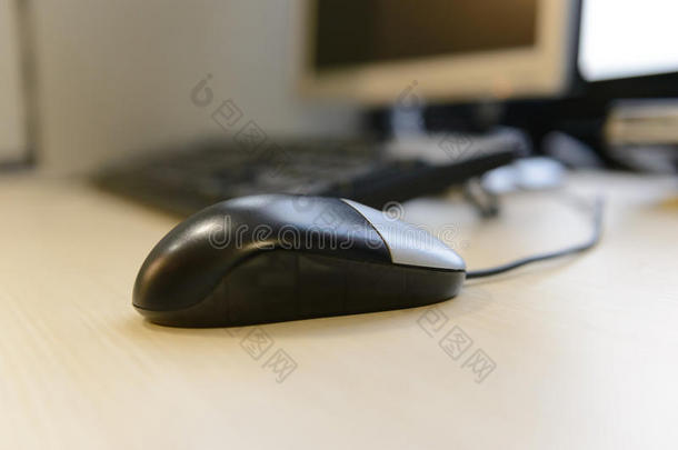 在棕色木桌上的<strong>电脑桌面</strong>之前关闭电脑鼠标