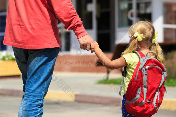 父亲送小女儿上学或日托