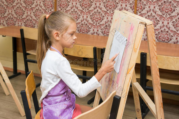 女孩艺术家在画架上画画