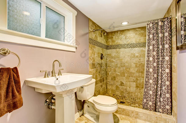 浴室有紫色的墙壁，绿色的淋浴和漂亮的窗帘。