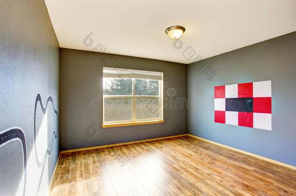 空孩子们的房间内部有灰色的墙壁和硬木地板。