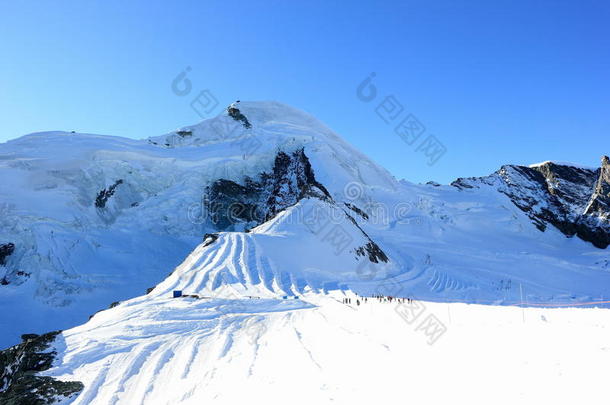 冰川滑雪。 阿拉林峰山峰，4027米阿尔卑斯山，瑞士。