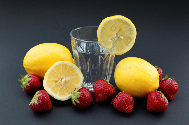 <strong>一杯柠檬水</strong>，周围是柠檬和草莓