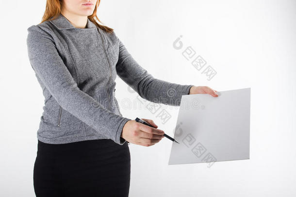 双手拿着白纸，白纸，在白色背景上签署文件
