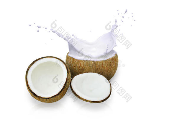 椰子在牛奶白奶油飞溅，